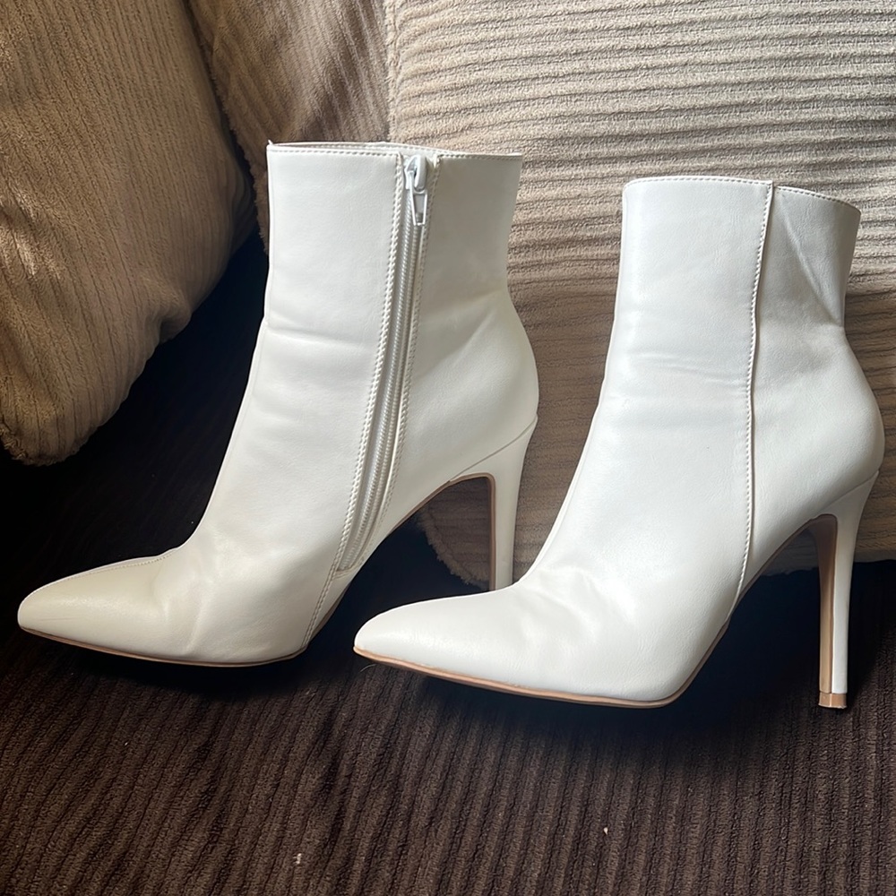 High heeled boot white